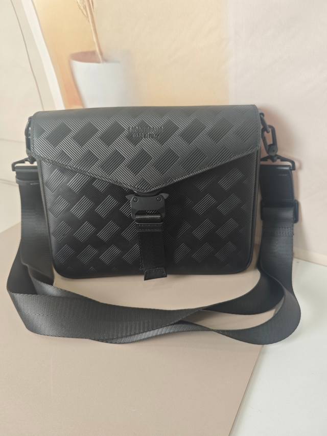 Top-tier counter-selling high-end and hot-selling Montblanc crossbody bags are s