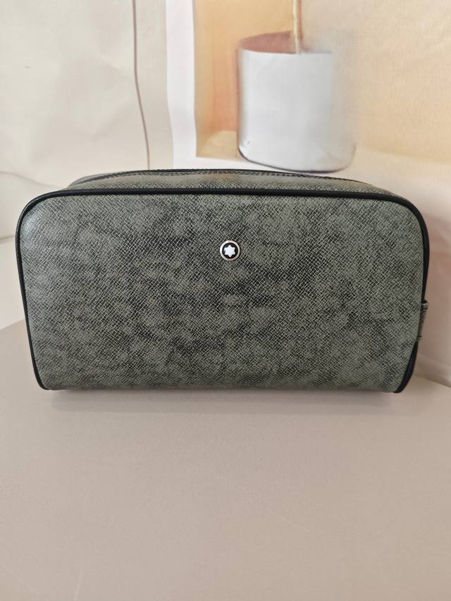 Top-tier counter-selling goods, the latest 2025 Montblanc clutches, are now ship