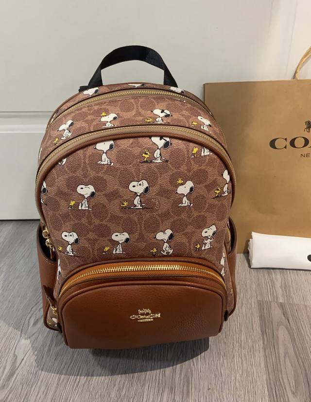 Coach's new Snoopy co-branded backpack Cbm25 Snoopy is super cute and out of the