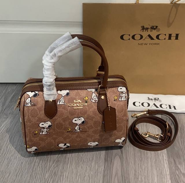 Coach's new Snoopy co-branded bag Cbm33 Snoopy is super cute and out of the cir