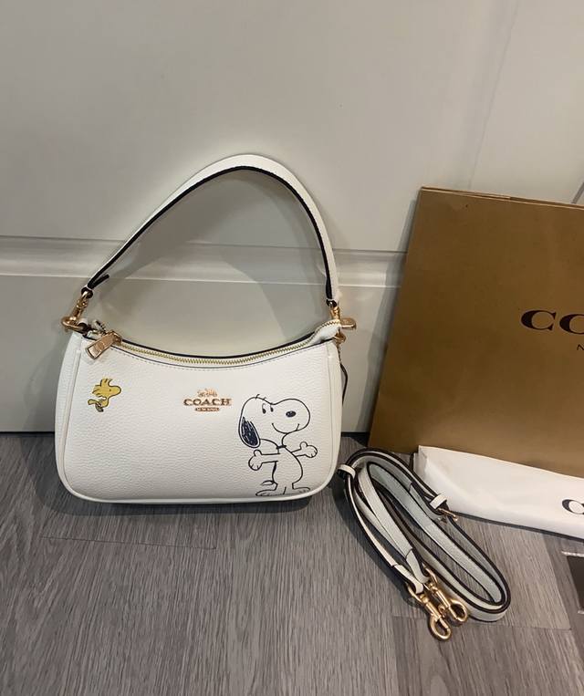 Coach. Cbj76 June new arrival: Snoopy co-branded underarm mahjong bag. Coach Jap