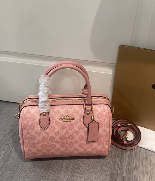 Cw377 C W376 Cv961 Coach's new September arrival, the Rowan Boston Bucket Bag, f
