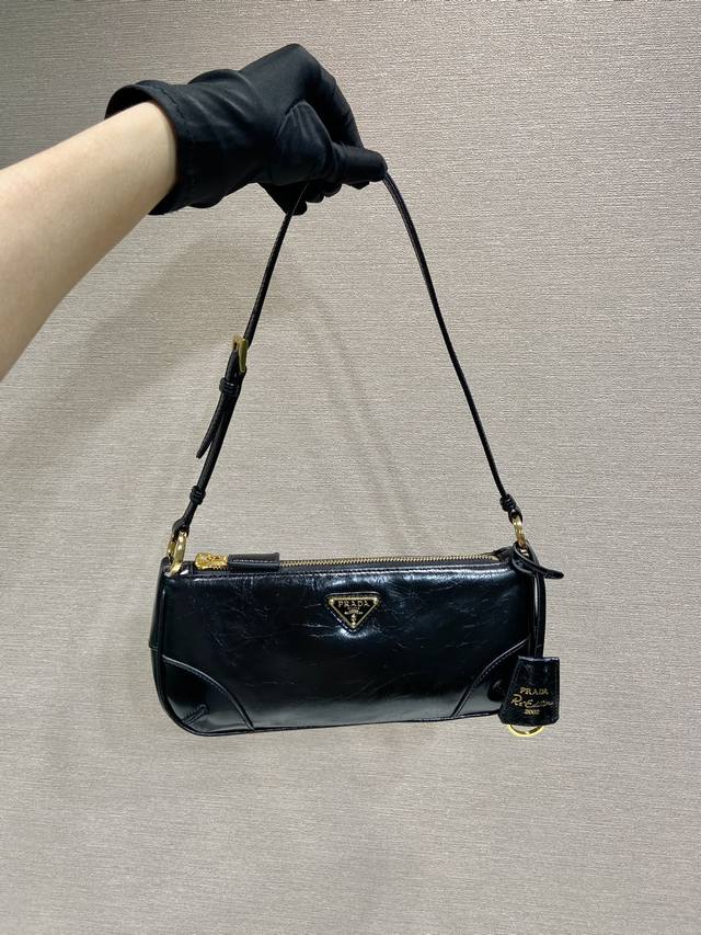 Comes with original box. Waxed leather underarm bag 1Bc201 Waxed leather This e
