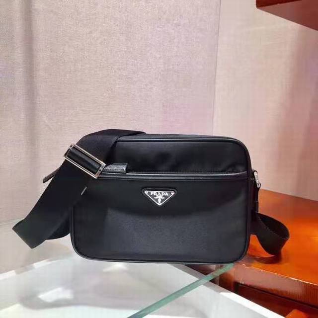 Classic new style 2Vh048 original goods are made of imported nylon, Saffiano lea