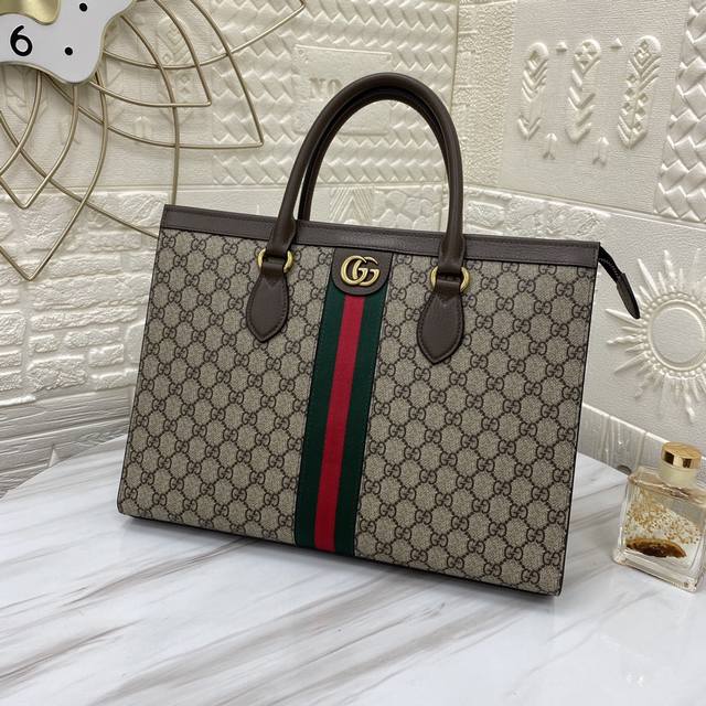 G's latest hot-selling men's handbag, made of high-quality imported scalp leathe