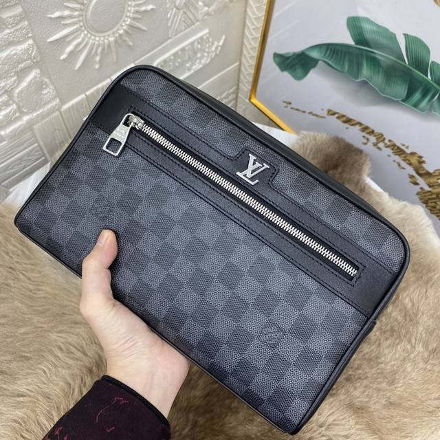 The latest and hottest Lv Louis imported leather men's clutch, practical style,