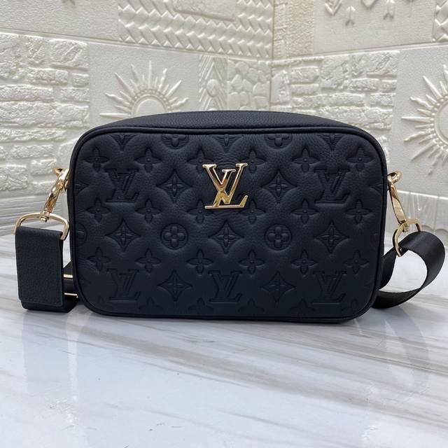 Lv's top-tier, original, and stylish dual-use crossbody bag has arrived. Made of