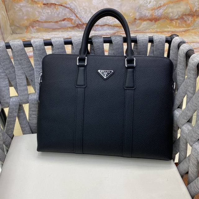 The new Prada casual essential clutch is now available on the official website.