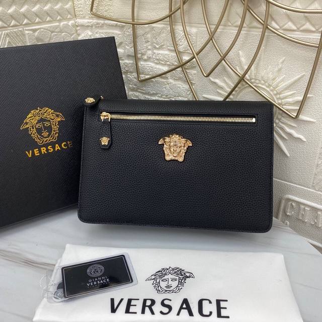 comes with a box. Versace has finally shipped. Rich people who know the goods h