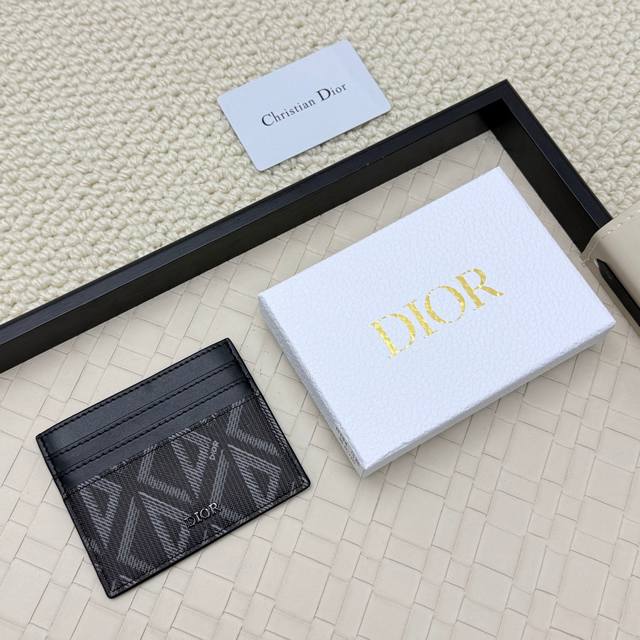This elegant and refined men's Dior cardholder is crafted from cowhide. It feat