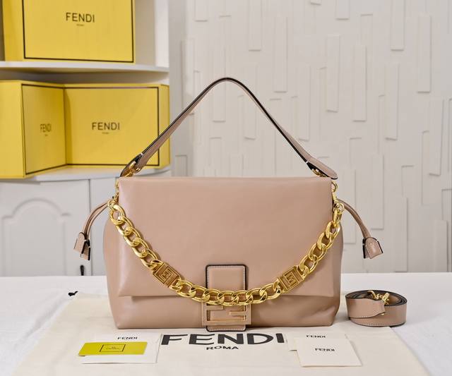 Model 7715. Add a chain for an extra 40 yuan. The new Mamma Baguette is here! T