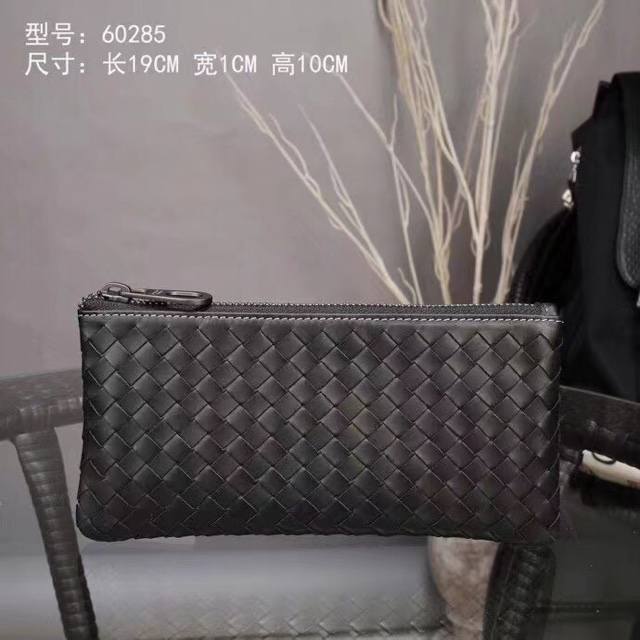 Premium original Bv woven storage bag, made with imported tire leather, featuri