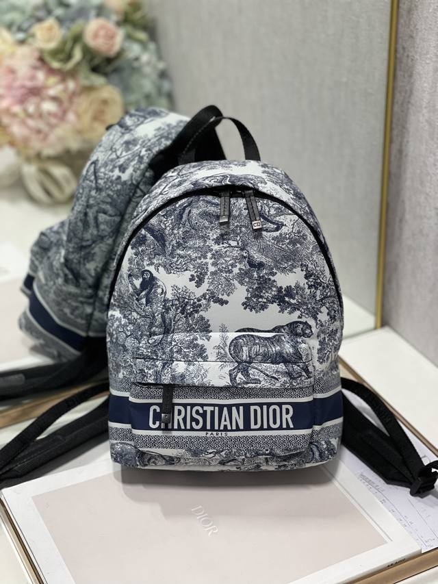 This Travel Bapa backpack is compact and practical. Crafted from technical fabri