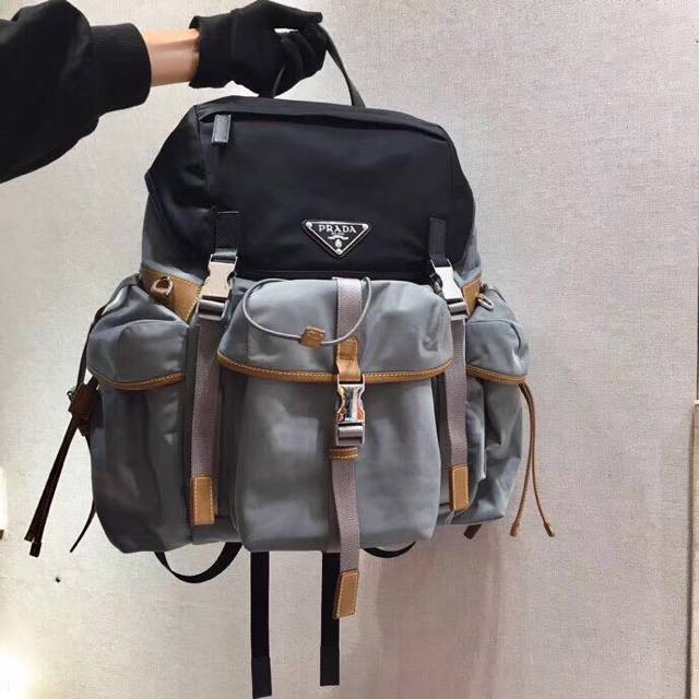 Prada's latest hot-selling shoulder bag, the 2Vz074, is crafted from a fabric wi