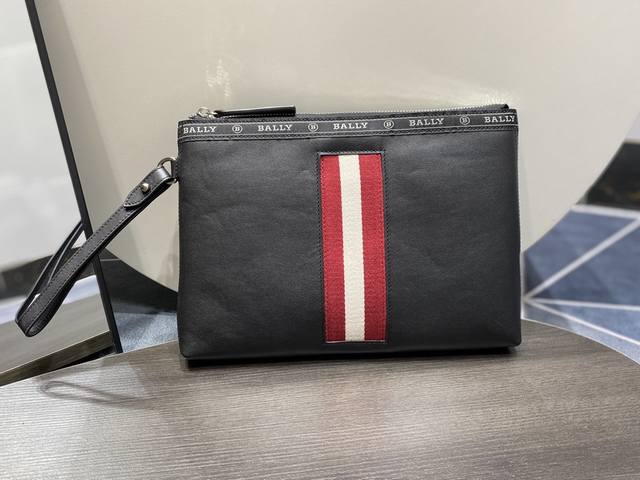Bally Men's Clutch Size: 29 x 2.5 x 20 cm. Crafted from top-grain cowhide with c