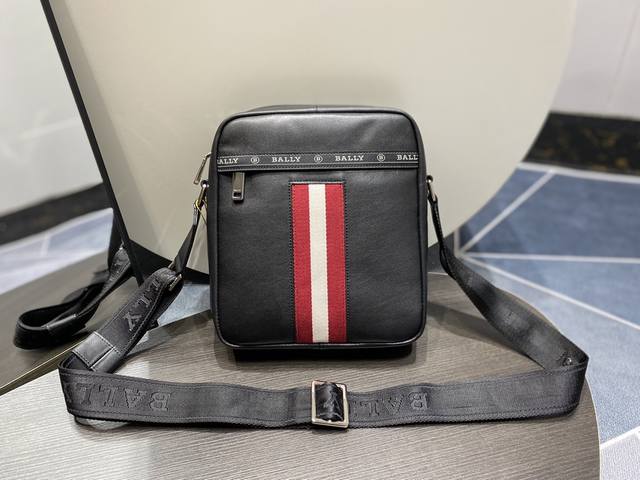 Bally Men's Crossbody Bag Size: 22 x 7 x 25cm. Crafted from top-grain cowhide wi