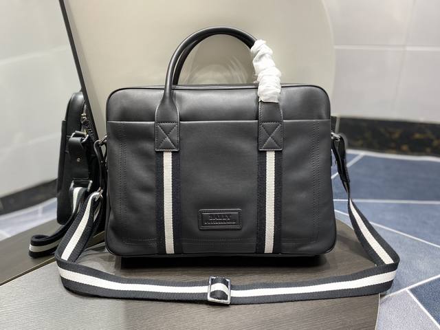 Bally Men's Briefcase Size: 39 x 8 x 30 cm. Crafted from top-grain cowhide with