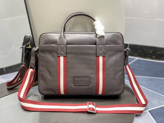 Bally Men's Briefcase Size: 39 x 8 x 30 cm. Crafted from top-grain cowhide with