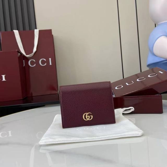 Top-of-the-line new product. This Gg Marmont series card holder is made of class