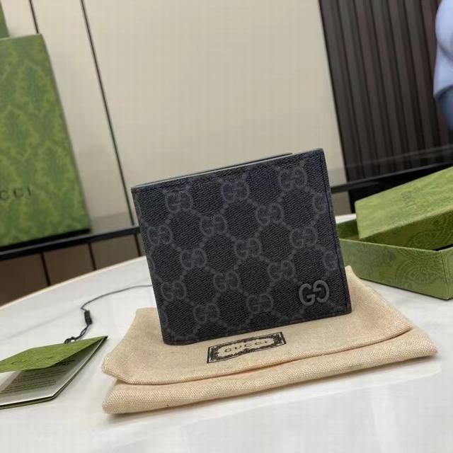 Top-of-the-line Gucci wallet with Gg details. Gucci's small leather accessories