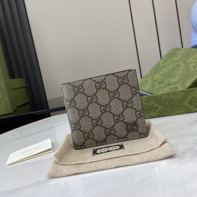 Top-of-the-line wallet with Gg details. Gucci's small leather accessories push