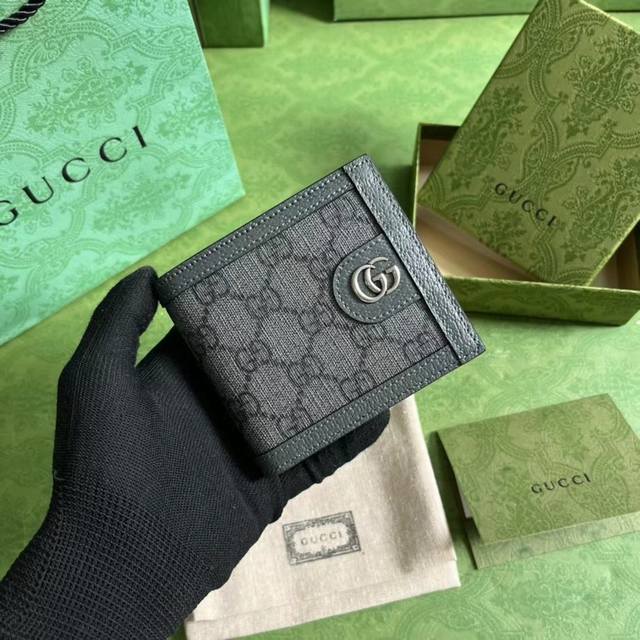 This top-of-the-line Ophidia series short wallet features the Gg logo, which evo