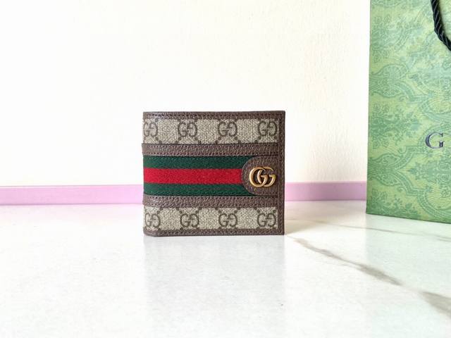 This premium Ophidia card holder features the GG logo, a play on the Gucci diamo