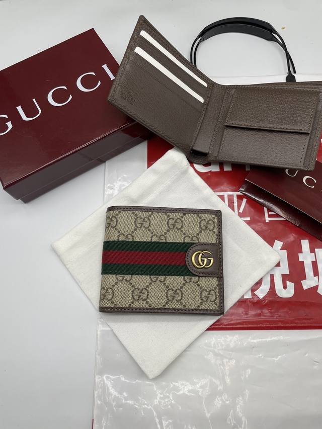 The top-of-the-line Ophidia wallet, style 834792, evokes the Maison's heritage w