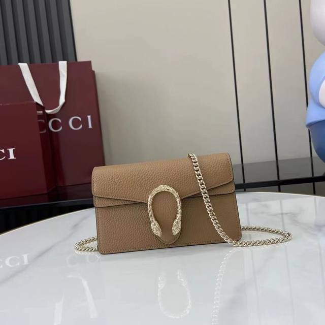 New, top-of-the-line edition. This Dionysus mini shoulder bag is expertly crafte