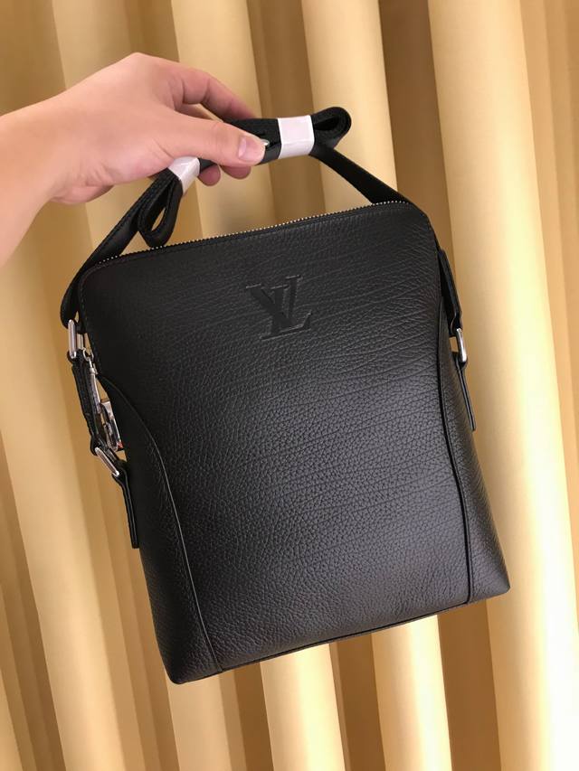 introduces a popular crossbody bag made of premium Italian imported cowhide. Th