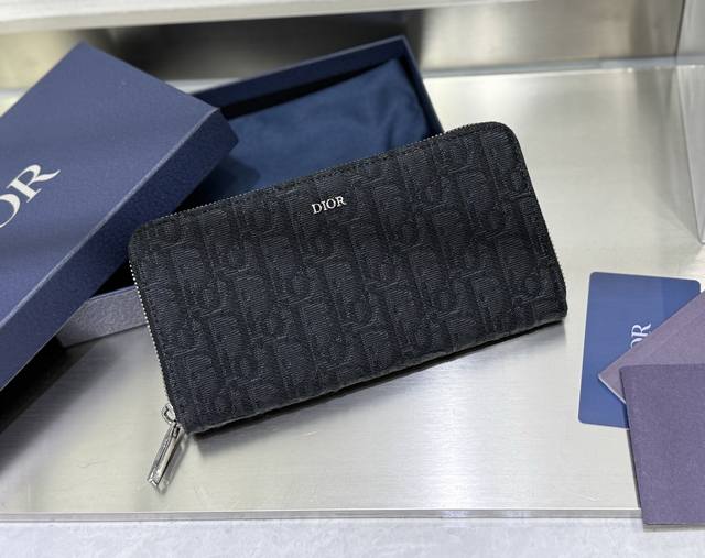This long zippered wallet exudes understated elegance. Expertly crafted from gen