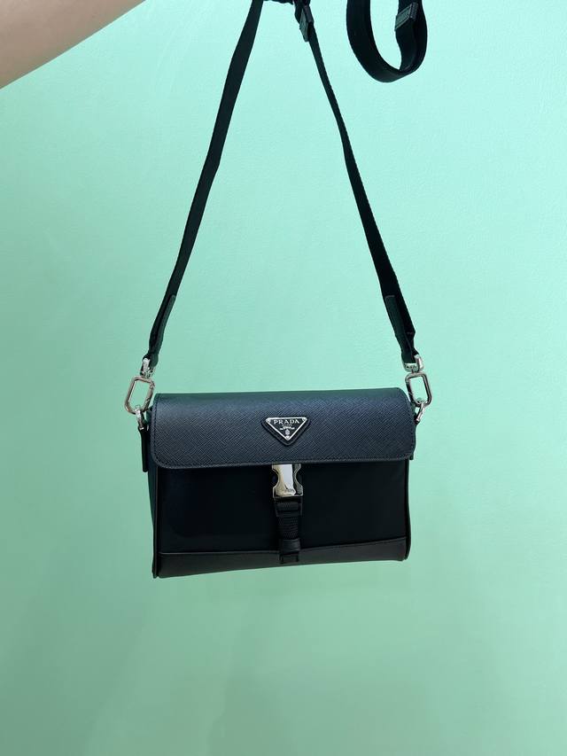 New Post messenger bag 2Vd044 cross pattern shipped This shoulder bag is made o