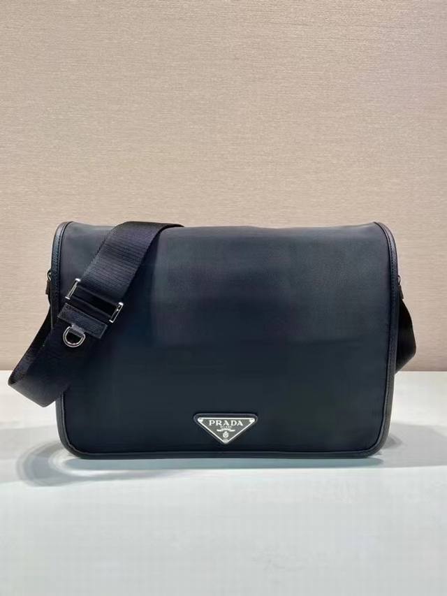 New messenger bag 2Vd039 upgraded version This shoulder bag is made of imported