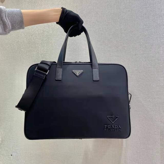 The new 2Ve005 briefcase from the Eco-Friendly Collection. This recycled nylon