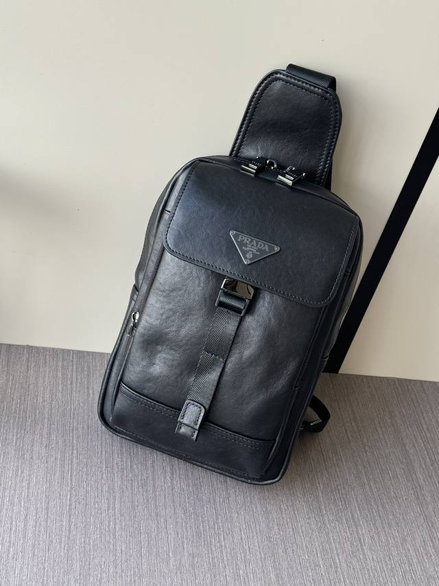 Top-tier counter goods, the latest Prada full-leather chest bag, a popular unive