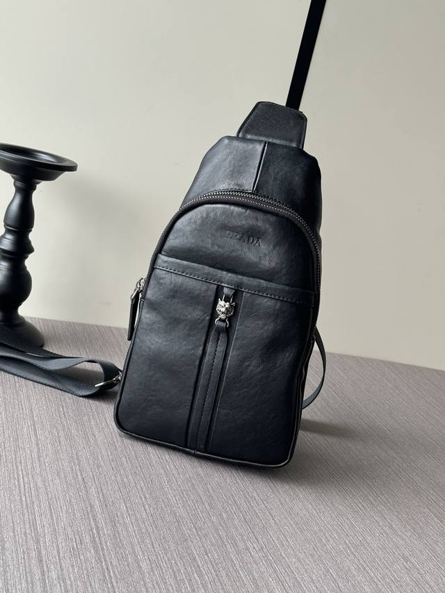 Top-tier counter goods, the latest Prada full-leather chest bag, a popular unive
