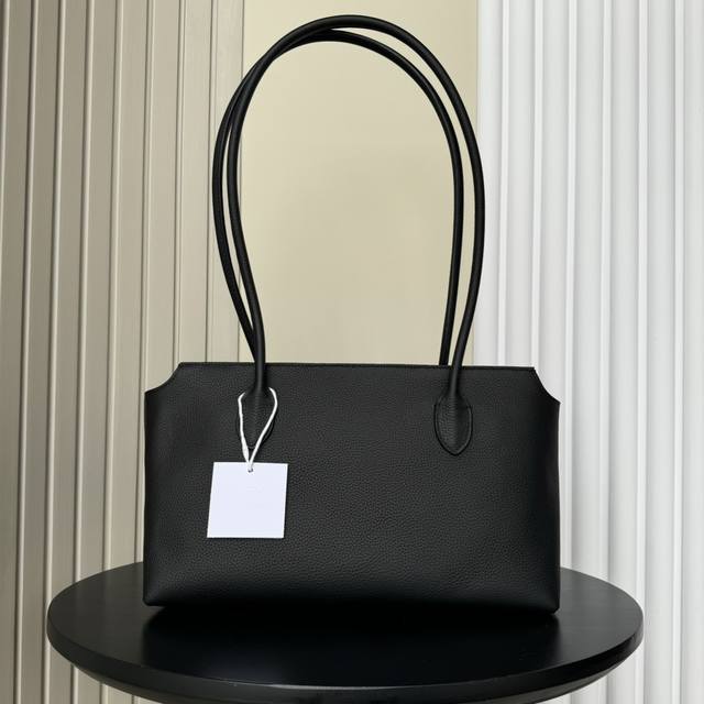 The top-grade original Therow handbag is truly a treasure trove in black. This i