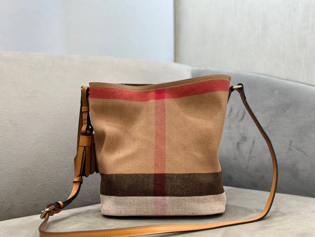 Top-quality original leather The Ashby small handbag, featuring the timeless Can