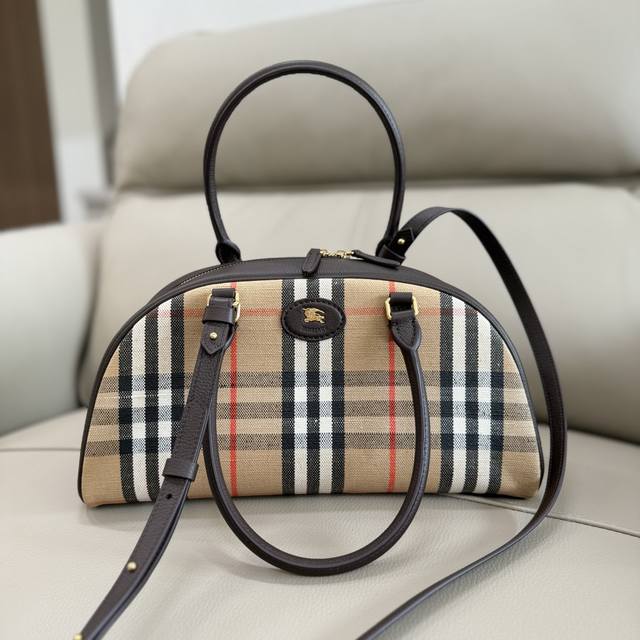 The top-grade original leather Highlands bowling bag is designed with outdoor de