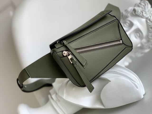 Lo*We's new classic puzzle waist bag The cowhide puzzle handbag is the debut han
