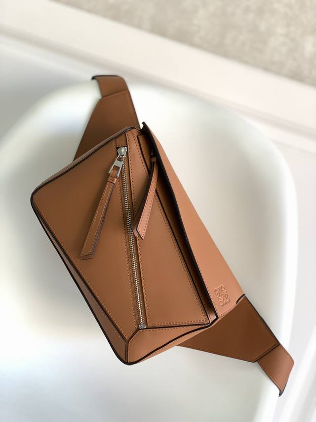 Lo*We's new classic puzzle waist bag The cowhide puzzle handbag is the debut han