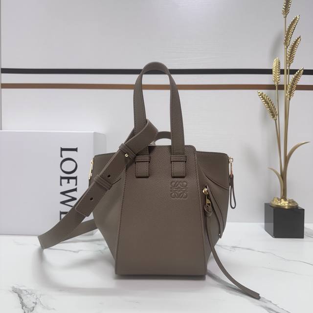 Lw Hammock Compact Handbag in Soft Grained Cowhide Leather . Its versatile desi