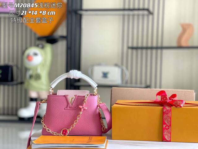 Premium, fully packaged, premium, genuine leather M20845, featuring a three-pie