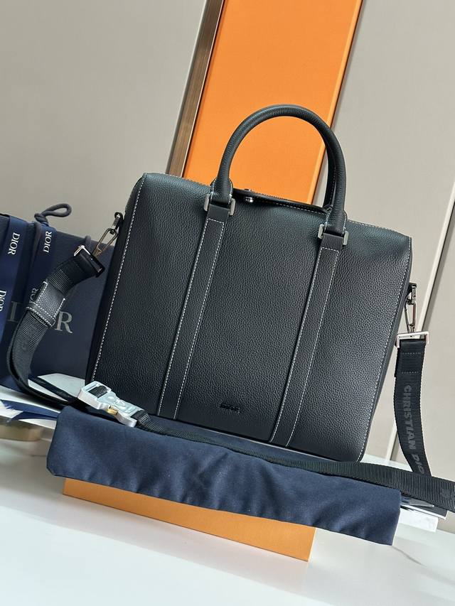 Top Original Single This briefcase, a new addition to the Dior Lingot collection