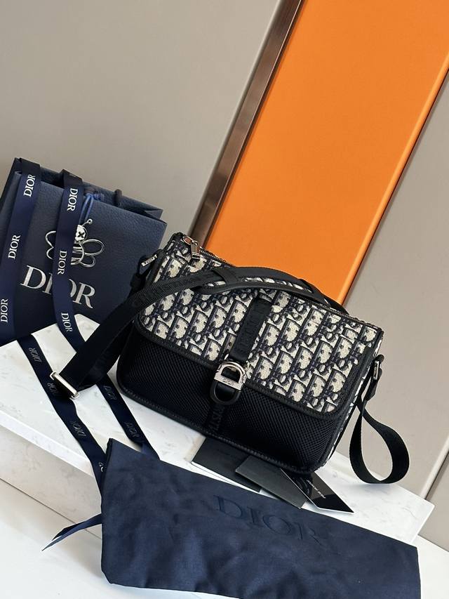 Top-quality original Dior 8 handbag with a shoulder strap, newly launched in the