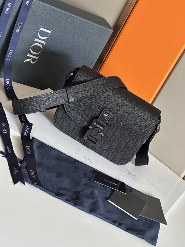 Top Original Single Top Original Single This saddle messenger bag is a new arriv