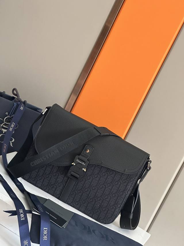 Top Original Single Top Original Single This saddle messenger bag is a new arriv
