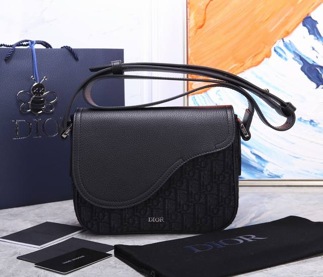 Top original model: 93322 Top original This mini saddle messenger bag is exquisi