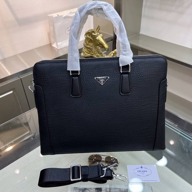 Prada's new briefcase is made of imported cowhide, with top-grade polished stai