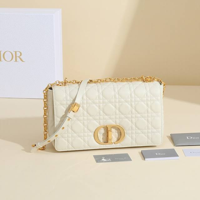 Caro Handbag M9243 The Caro handbag is carefully crafted from cowhide leather an